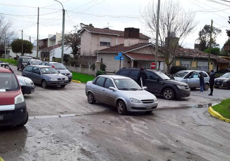 En forma espontánea y en vehículos, se produjo la movilización frente a la dependencia municipal en repudio a los hechos denunciados. 