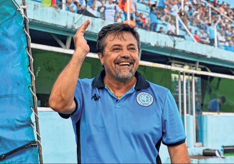El entrenador de Belgrano de Córdoba y máximo referente de la oposición en el sindicato que agrupa a los técnicos de fútbol argentino, hablo de todo.