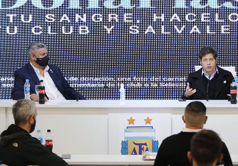 El gobernador bonaerense estuvo acompañado del Presidente de la Asociación del Fútbol Argentino, Claudio “Chiqui” Tapia.
