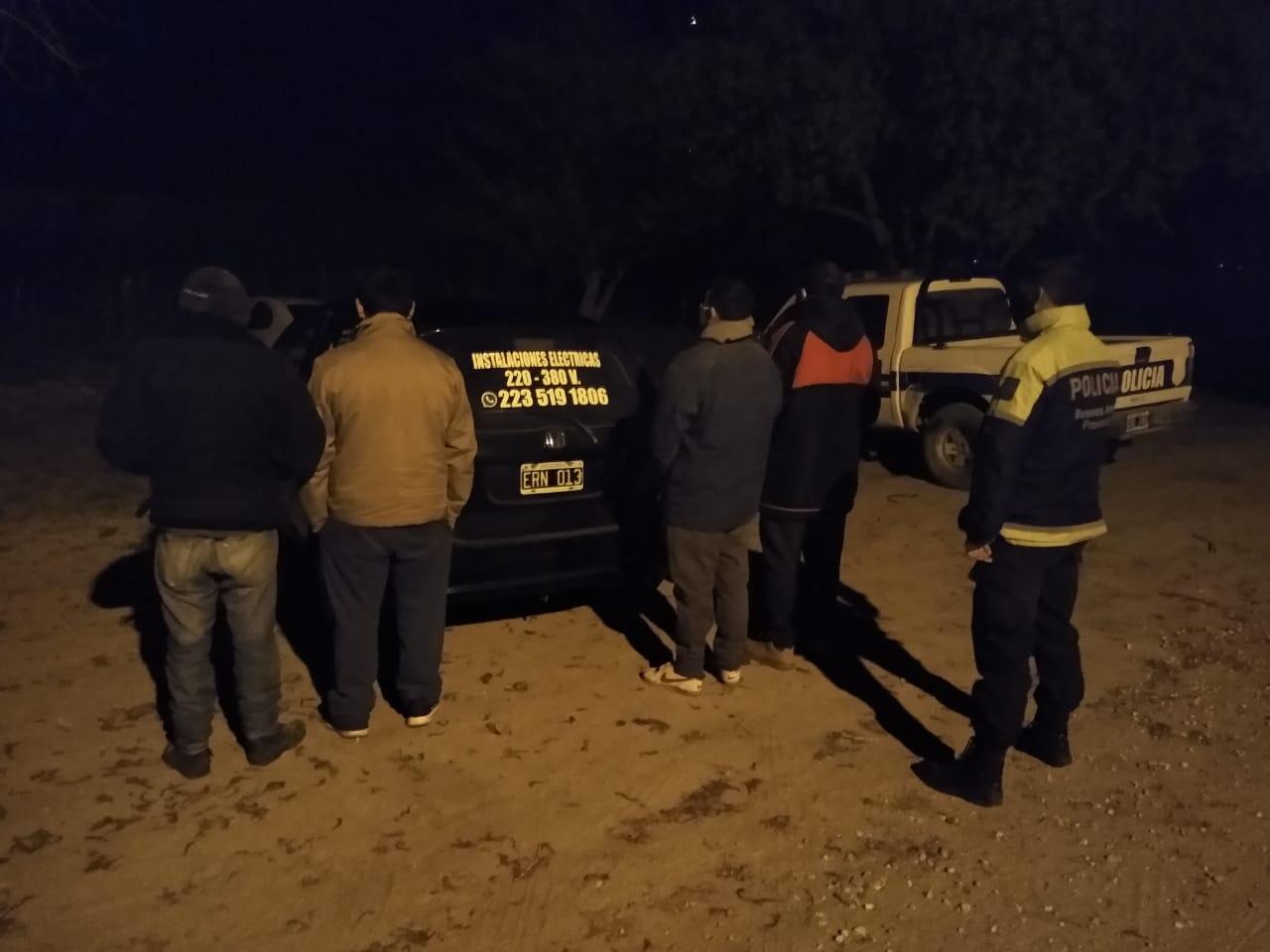 Cuatro hombres fueron detenidos mientras merodeaban por Vivoratá: uno de ellos tenía dos pedidos de captura por robo calificado