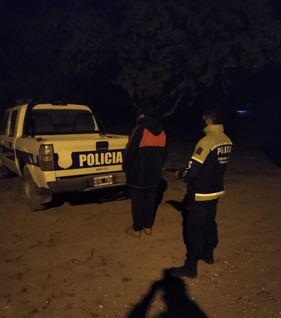 Cuatro hombres fueron detenidos mientras merodeaban por Vivoratá: uno de ellos tenía dos pedidos de captura por robo calificado