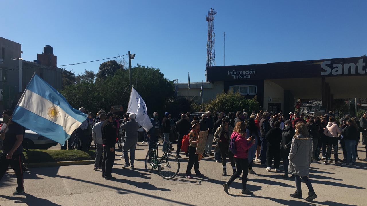 Una multitud se manifestó en la entrada de Santa Clara del Mar en contra de la demolición de chiringos