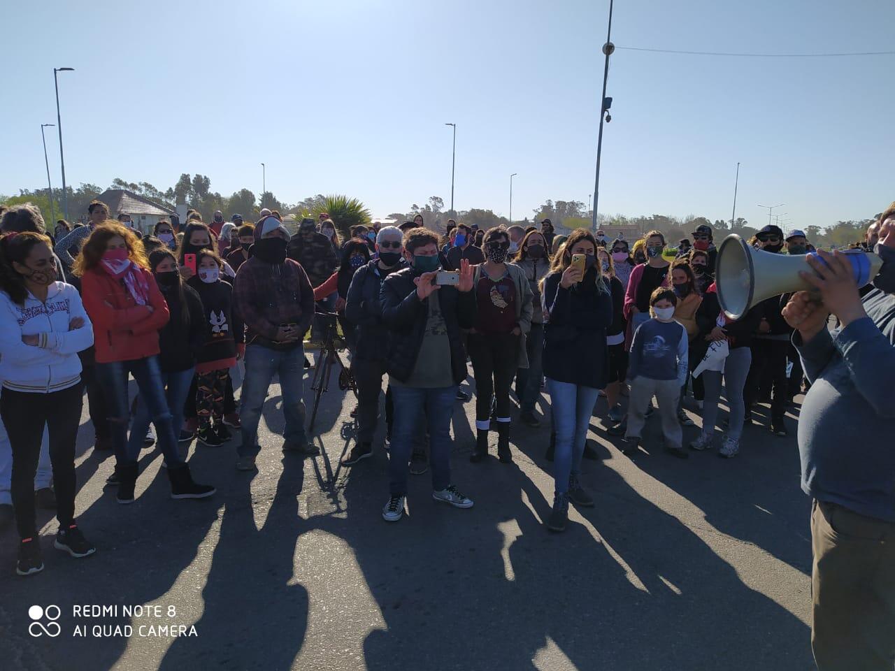 Una multitud se manifestó en la entrada de Santa Clara del Mar en contra de la demolición de chiringos