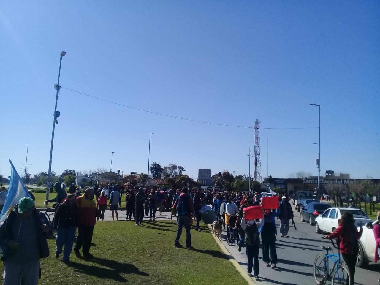 Una multitud se manifestó en la entrada de Santa Clara del Mar en contra de la demolición de chiringos