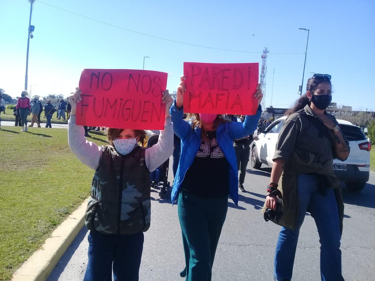 Una multitud se manifestó en la entrada de Santa Clara del Mar en contra de la demolición de chiringos