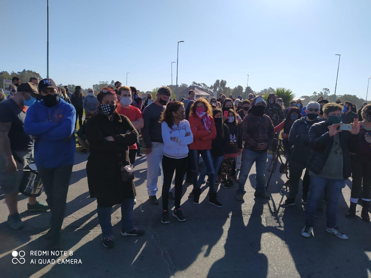 Una multitud se manifestó en la entrada de Santa Clara del Mar en contra de la demolición de chiringos