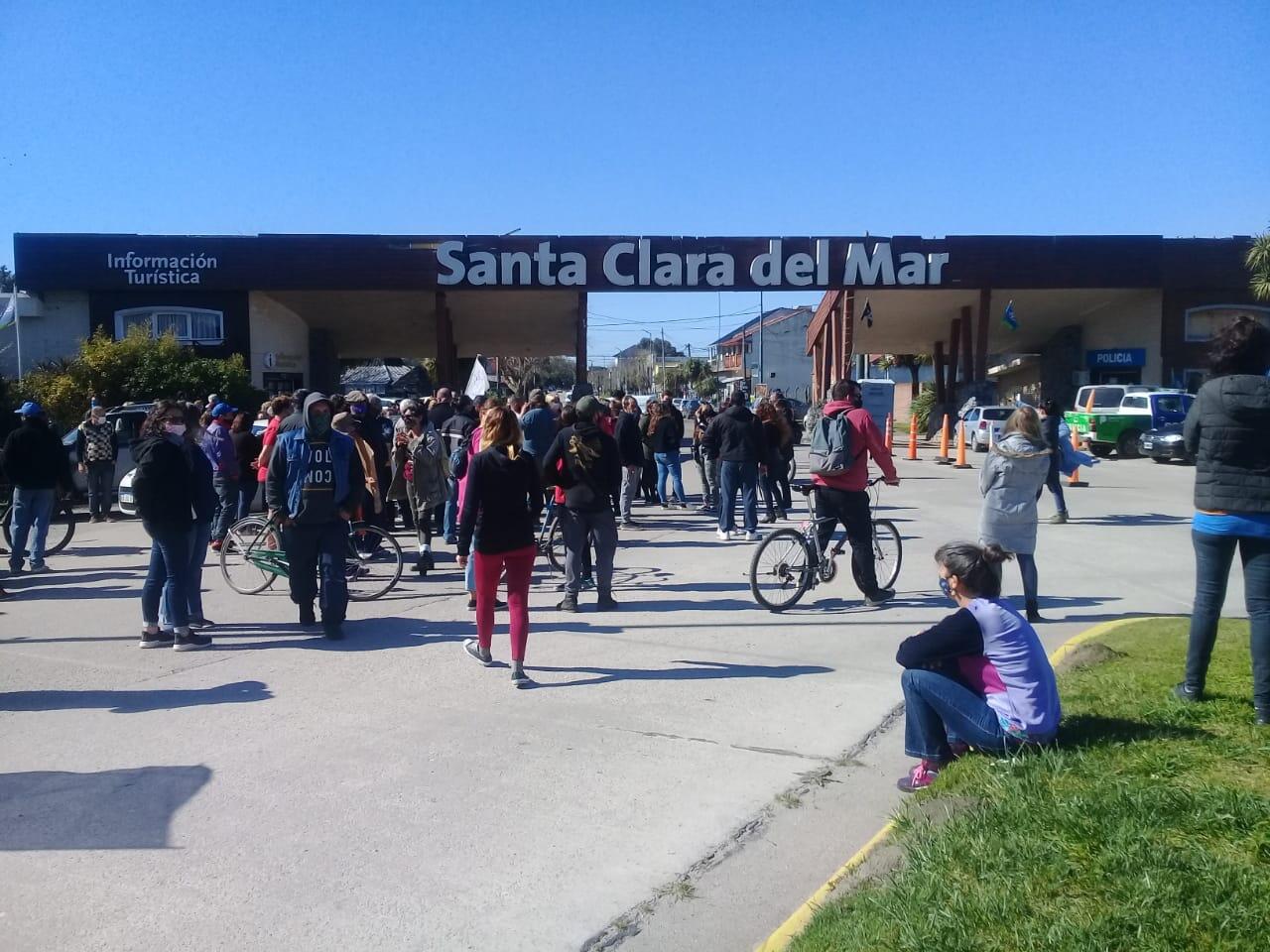 Una multitud se manifestó en la entrada de Santa Clara del Mar en contra de la demolición de chiringos
