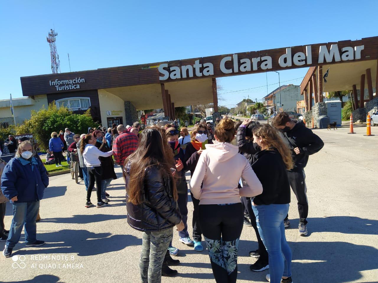 Una multitud se manifestó en la entrada de Santa Clara del Mar en contra de la demolición de chiringos