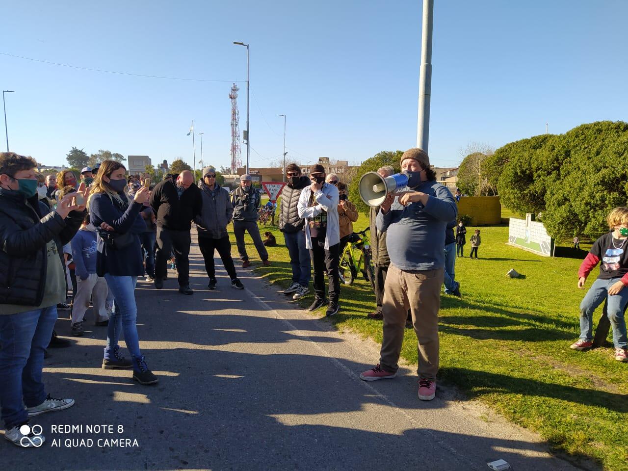 Una multitud se manifestó en la entrada de Santa Clara del Mar en contra de la demolición de chiringos