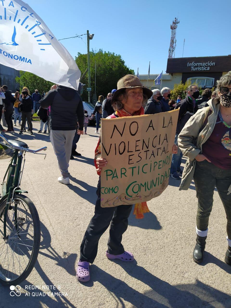 Una multitud se manifestó en la entrada de Santa Clara del Mar en contra de la demolición de chiringos