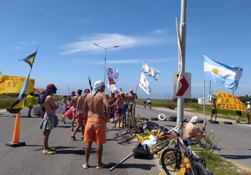 Este domingo la manifestación cerró el transito por completo en la autovía a la altura del ingreso a Santa Clara del Mar. Desde UGAM pidieron que el gobernador intervenga.