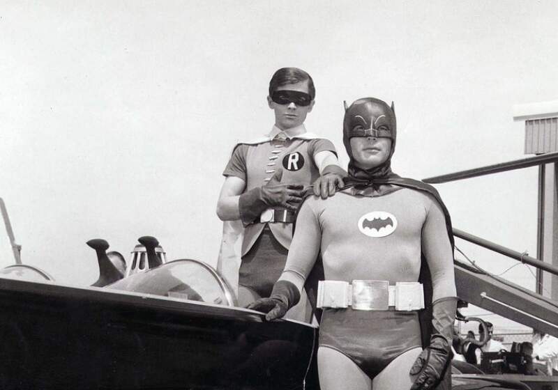 Adam West y Burt Ward protagonizaron una de las series más recordadas de todos los tiempos. En total se emitieron 120 capítulos durante tres temporadas. 