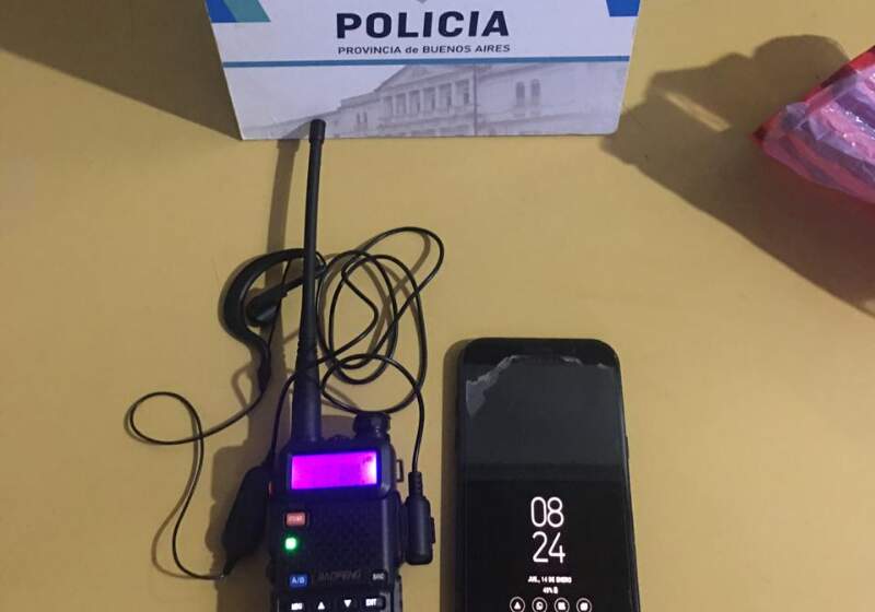 Efectivos de la Comisaría 2da, al aprehender a un joven de 19 años que había robado un teléfono celular, descubrieron el aparato comúnmente utilizado para delinquir.