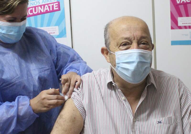 El Intendente realizó la declaración luego de recibir la primera dosis de la vacuna Sputnik V este viernes en el Hospital Eustaquio Aristizabal de Coronel Vidal.