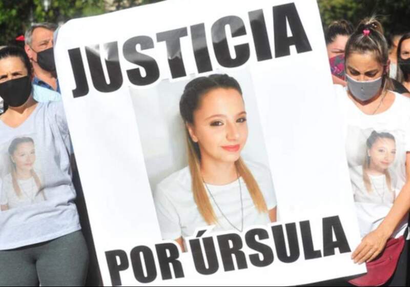 El movimiento feminista Ni Una Menos (NUM) convocó a una manifestación frente al edificio de Tribunales porteño por el asesinato de la joven de 18 años en Rojas.