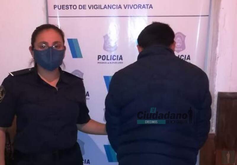 Sucedió este lunes en Vivoratá. El detenido amenazó con matar a la familia del policía que lo detuvo y después rompió un vidrio del móvil a cabezazos.