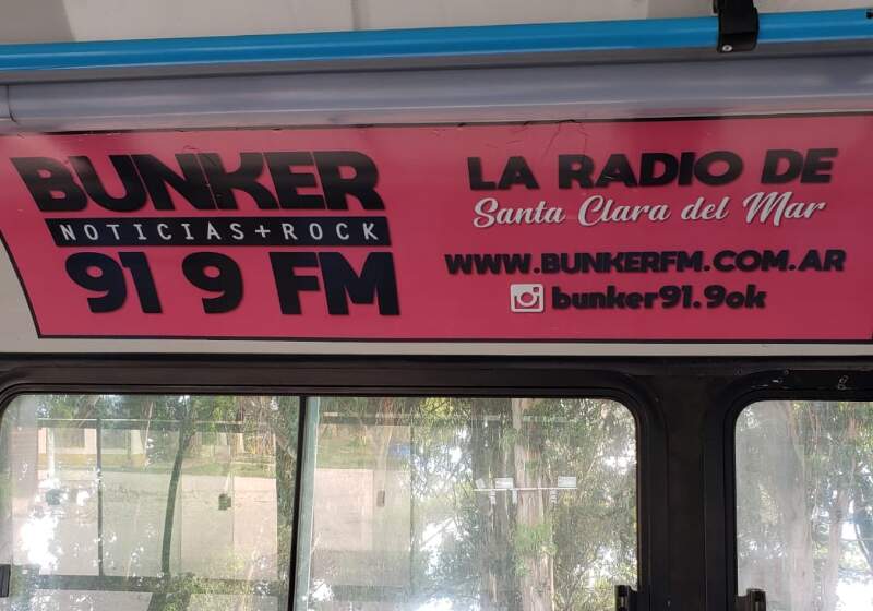 El acuerdo incluye la presencia grafica de las marcas Bunker 91.9 FM y El Ciudadano de Mar Chiquita ubicadas en los laterales de las unidades del transporte automotor.