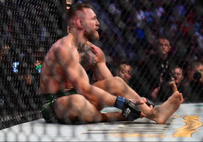 En los instantes finales del primer asalto, McGregor apoyó mal el pie izquierdo y su pierna se dobló, enviándolo a la lona.