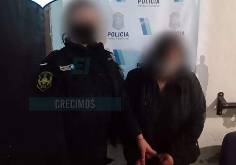 La mujer de 22 años se encontraba en estado de ebriedad y fue reducida por el personal policial.