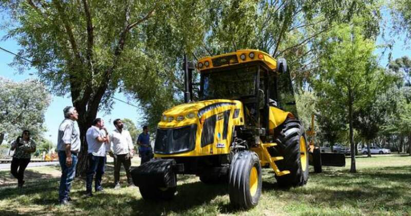 Se entregó un tractor a la Municipalidad de General Paz.