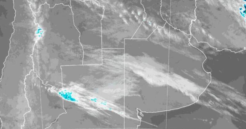 Sobre la franja central del país hay alto contenido de humedad, mucha nubosidad y lluvias intermitentes