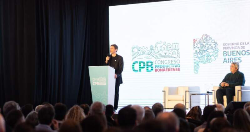 Espacio de debate amplio y plural junto a sectores públicos, privados, académicos, empresarios, cooperativos, gremiales y científicos