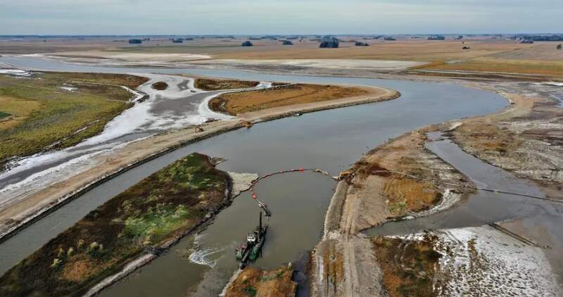 A través de bombas hidráulicas, se realizaron tareas para desagotar áreas urbanizadas, además de limpieza de arroyos y canales