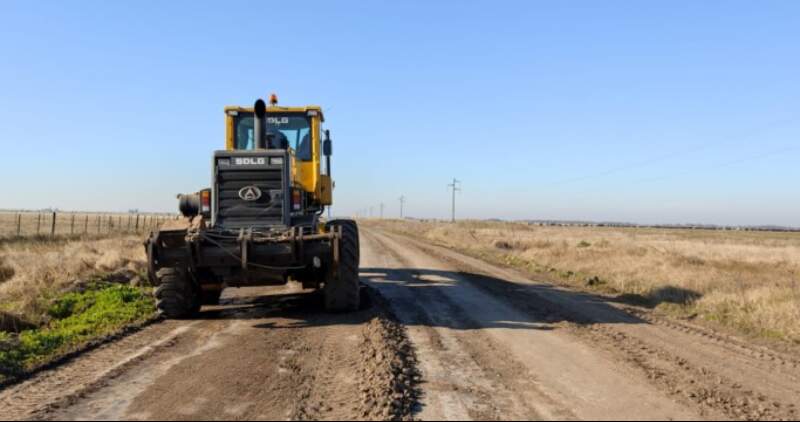 La iniciativa provincial busca mejorar la red de caminos rurales de la provincia de Buenos Aires mediante la adquisición de materiales e implementos para la realización de obras 