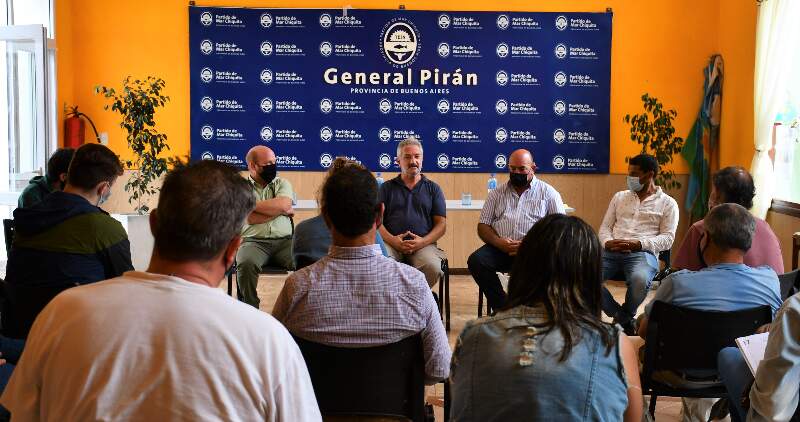 Autoridades provinciales y municipales se reunieron en Pirán con productores avícolas 