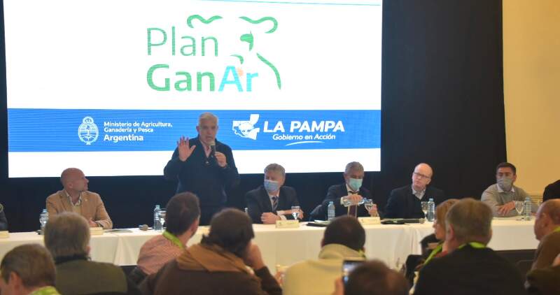 Domínguez: "El horizonte del Plan GanAr es aumentar y certificar nuestra producción"