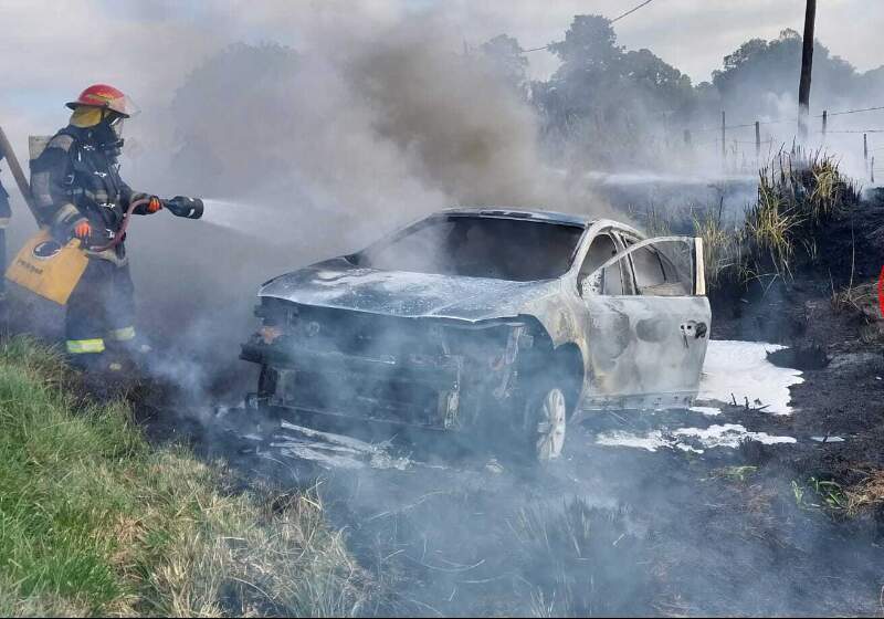 Las impactantes imágenes del incendio de un auto en ruta 2