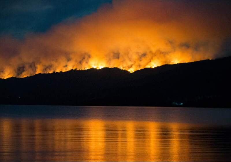 El fuego avanzó en dirección hacia la ciudad y las condiciones meteorológicas complican el combate de las llamas.