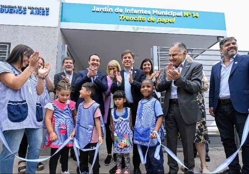 Además, el Gobernador inauguró un nuevo edificio del Jardín de Infantes Municipal N°14 en el barrio Villa Angélica.