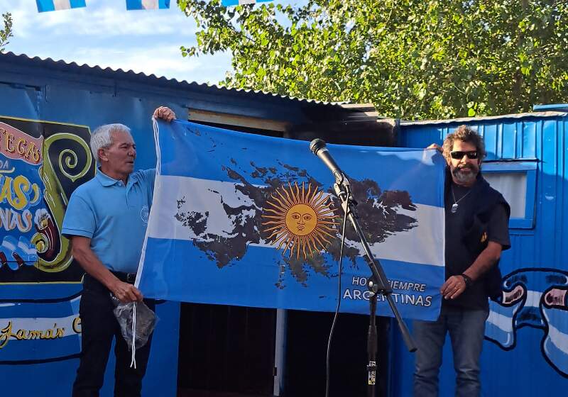 Jorge Gómez, junto a su esposa, recopiló más de cuatro décadas de gran cantidad de material alusivo.