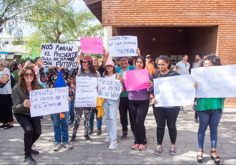 Luego de la declaración de emergencia municipal, vecinos y vecinas se reunieron en el Concejo Deliberante y exclamaron repudio a las medidas de ajuste. 