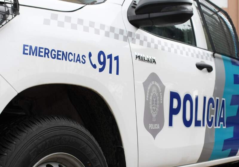 Un policía persiguió a un supuesto ladrón, pelearon y le disparó a un perro que lo atacó   