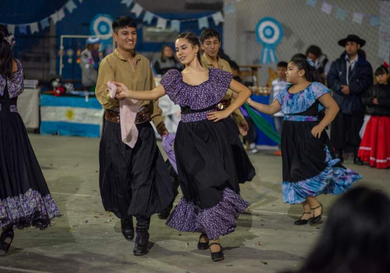 Cientos de vecinos, vecinas y visitantes disfrutaron de presentaciones de artistas, agrupaciones folklóricas y música en vivo,