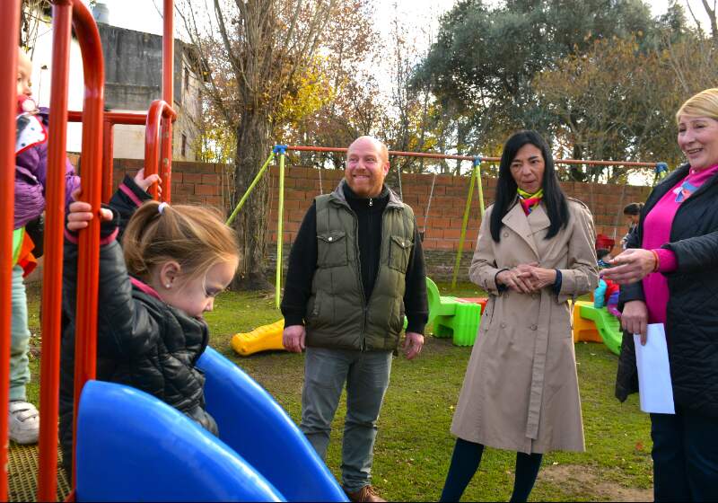 Nancy Andrea Cáceres junto al intendente Walter Wischnivetzky: "El objetivo es garantizar el acceso a un modelo de derechos sociales e inclusivos para niños y niñas". 