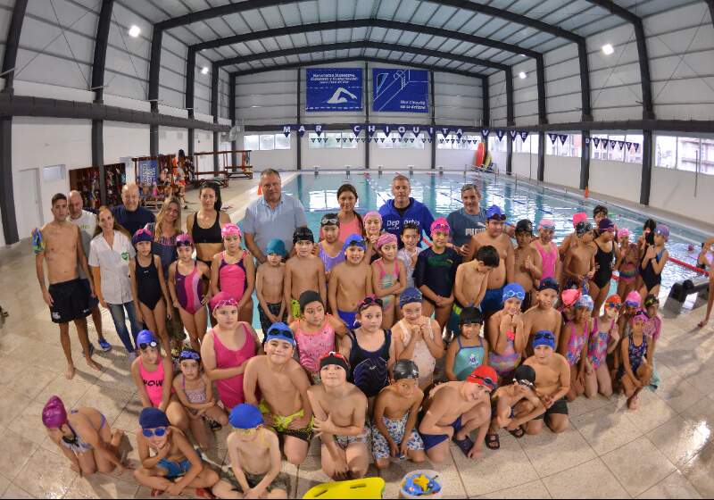 Participan más de 450 alumnos y alumnas de 4to año de todas las escuelas del distrito y se realiza en los natatorios de Vidal y Santa Clara.