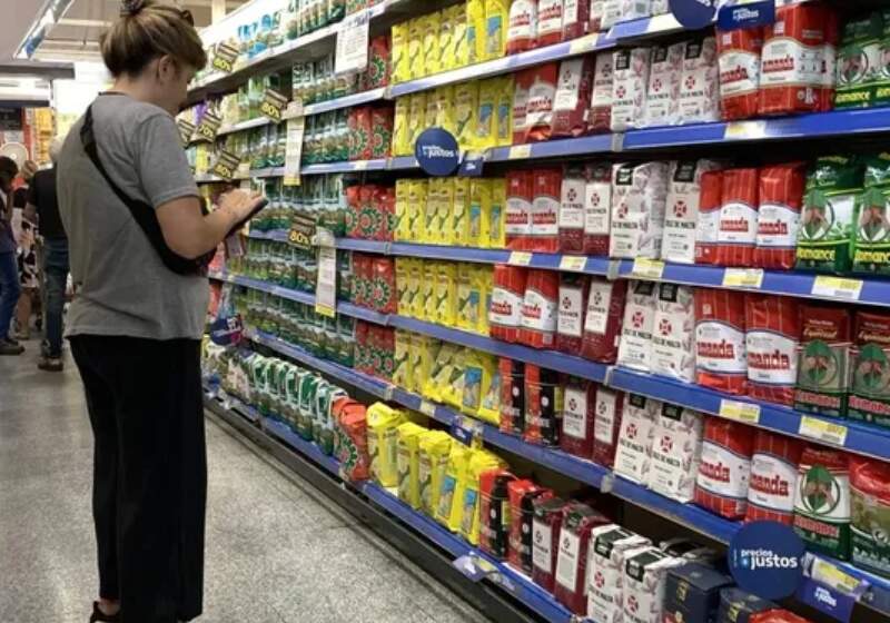 El nivel general del Índice de precios al consumidor registró un alza mensual, la primera suba en la gestión Javier Milei.