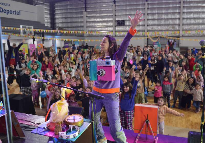 Vecinos, vecinas y visitantes disfrutaron de una tarde de juegos, diversión, talleres, espectáculos e intervenciones con artistas locales en el marco del receso invernal.
