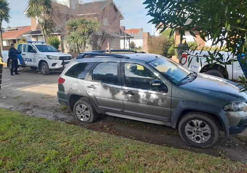 Se trata de un Fiat Palio que pertenece a un hombre que lo usaba como Uber y sufrió un grave asalto días atrás. El vehículo quedó abandonado en calle Cardiff.