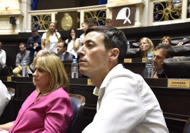 El senador provincial criticó la "falta de visión" del gobernador por el traslado de la planta de GNL de Bahía Blanca a Río Negro.