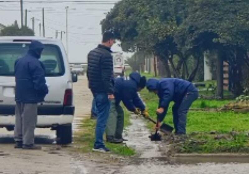 Personal a cargo de Matías Jara, trabajó bajo la lluvia con la limpieza de desagües, entre otras tareas de asistencia a vecinos.