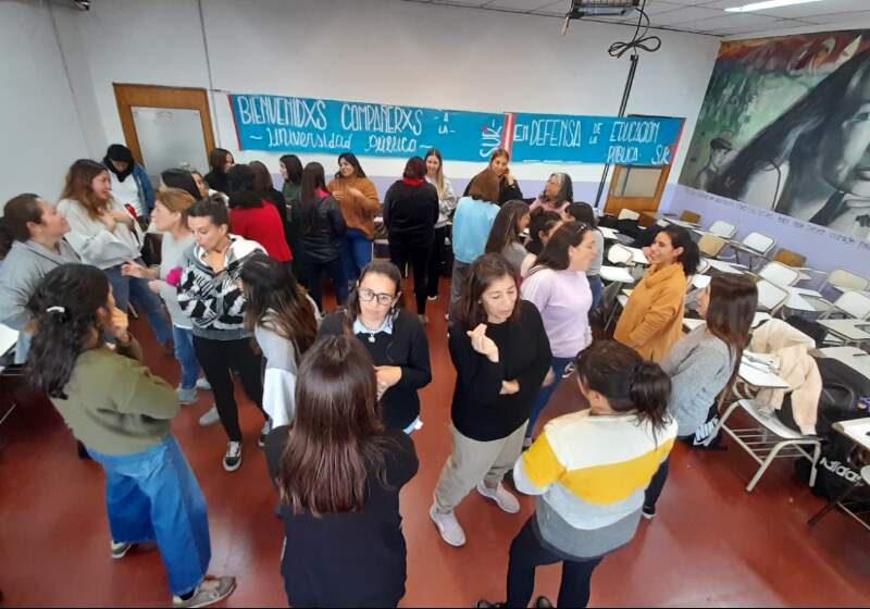 La medida de fuerza de ADUM comenzó con un "importante" acatamiento y seguirá hasta el 16 de agosto. Exigen aumentos salariales y advierten una pérdida de casi 50% en sus haberes.