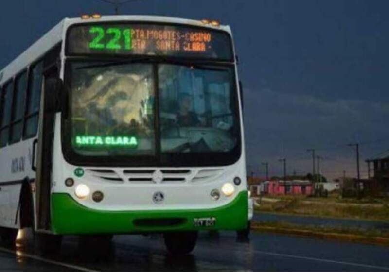 Este viernes pasado el mediodía, un 221 que transitaba hacia Santa Clara se rompió y dejó a decenas de pasajeros a la espera.