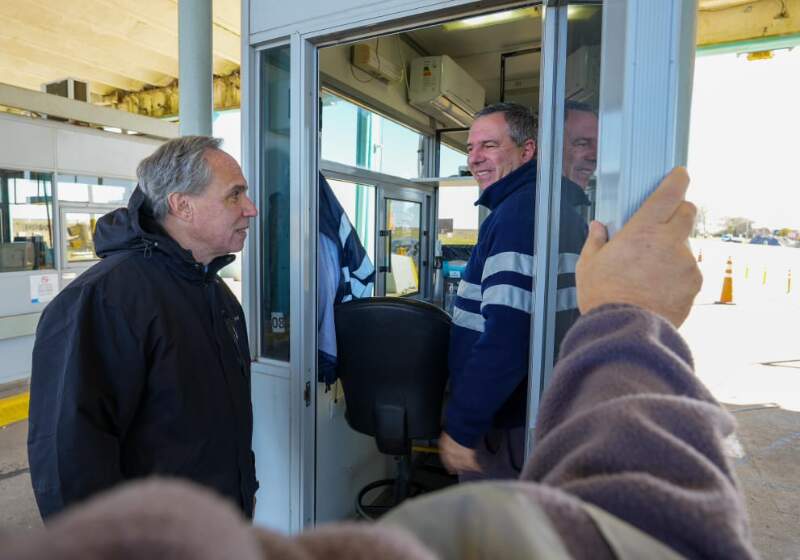 Autoridades de AUBASA visitaron la estación de peaje del kilómetro 482 de la Ruta 11 y se reunieron en el intendente Walter Wischnivetzky.