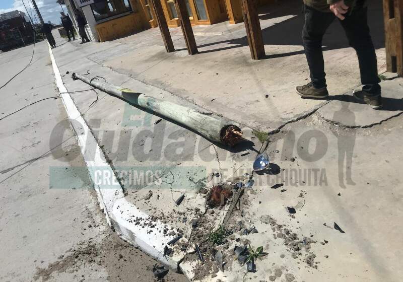 Ocurrió durante la madrugada del miércoles en la costanera de Santa Clara. El lugar estuvo cerrado al transito 12 horas por que los cables de media tensión quedaron en la calle.