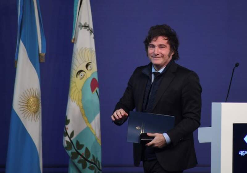 En un extenso artículo, destaca que cumplió su promesa de campaña de "llevar una motosierra al Estado".