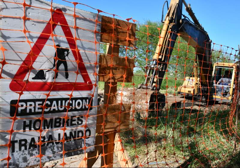 Se lleva a cabo el recambio de colector y la renovación de cañería, entre otras tareas